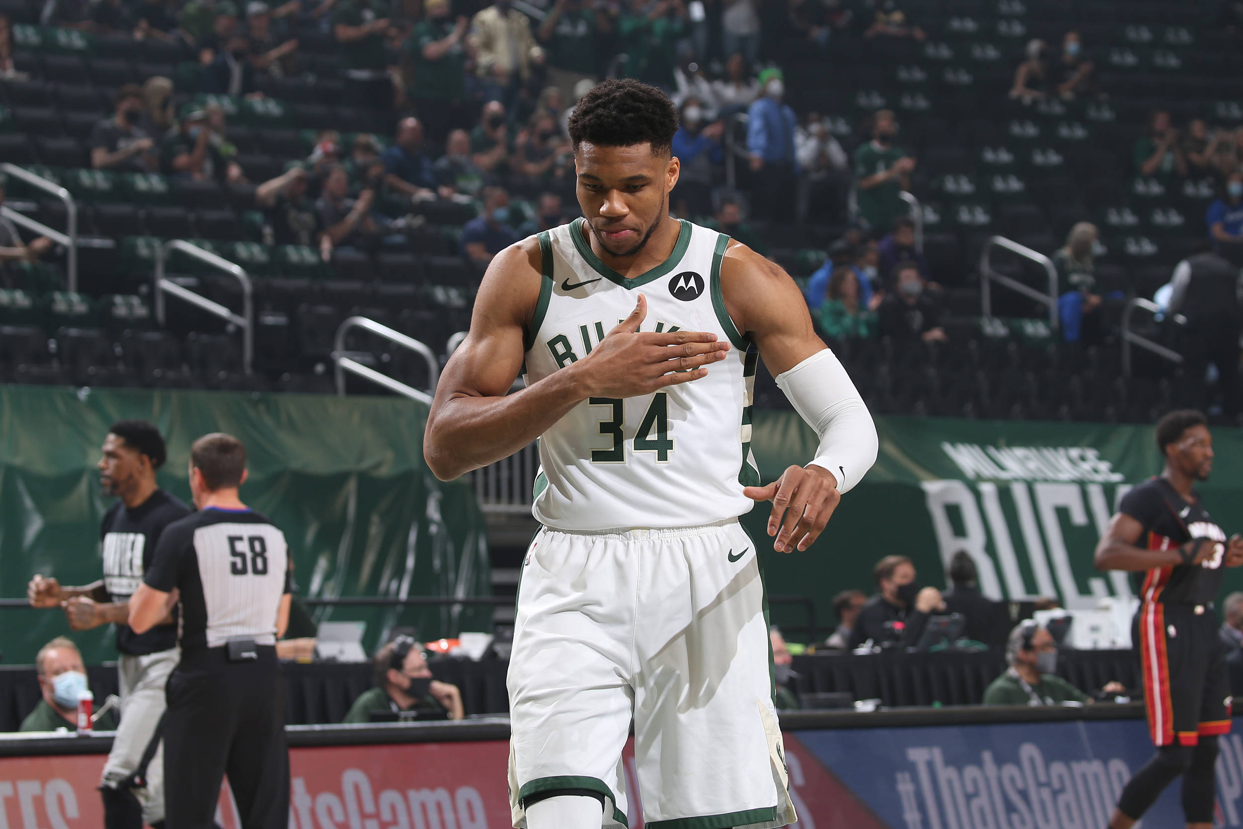 篮网外线火力全开击败雄鹿登顶东部