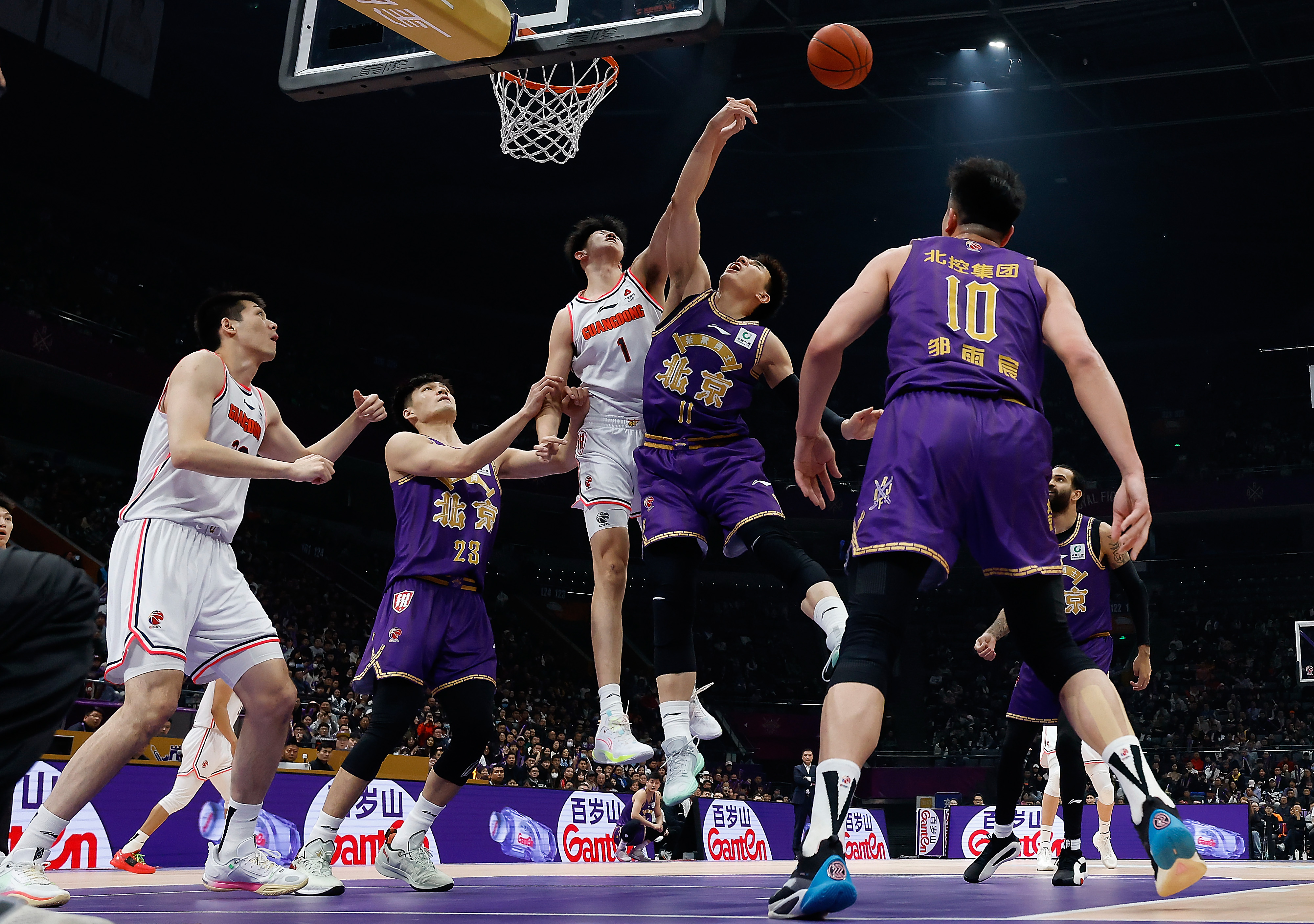 开云体育-国内男子篮球联赛再度燃起战火，实力对决