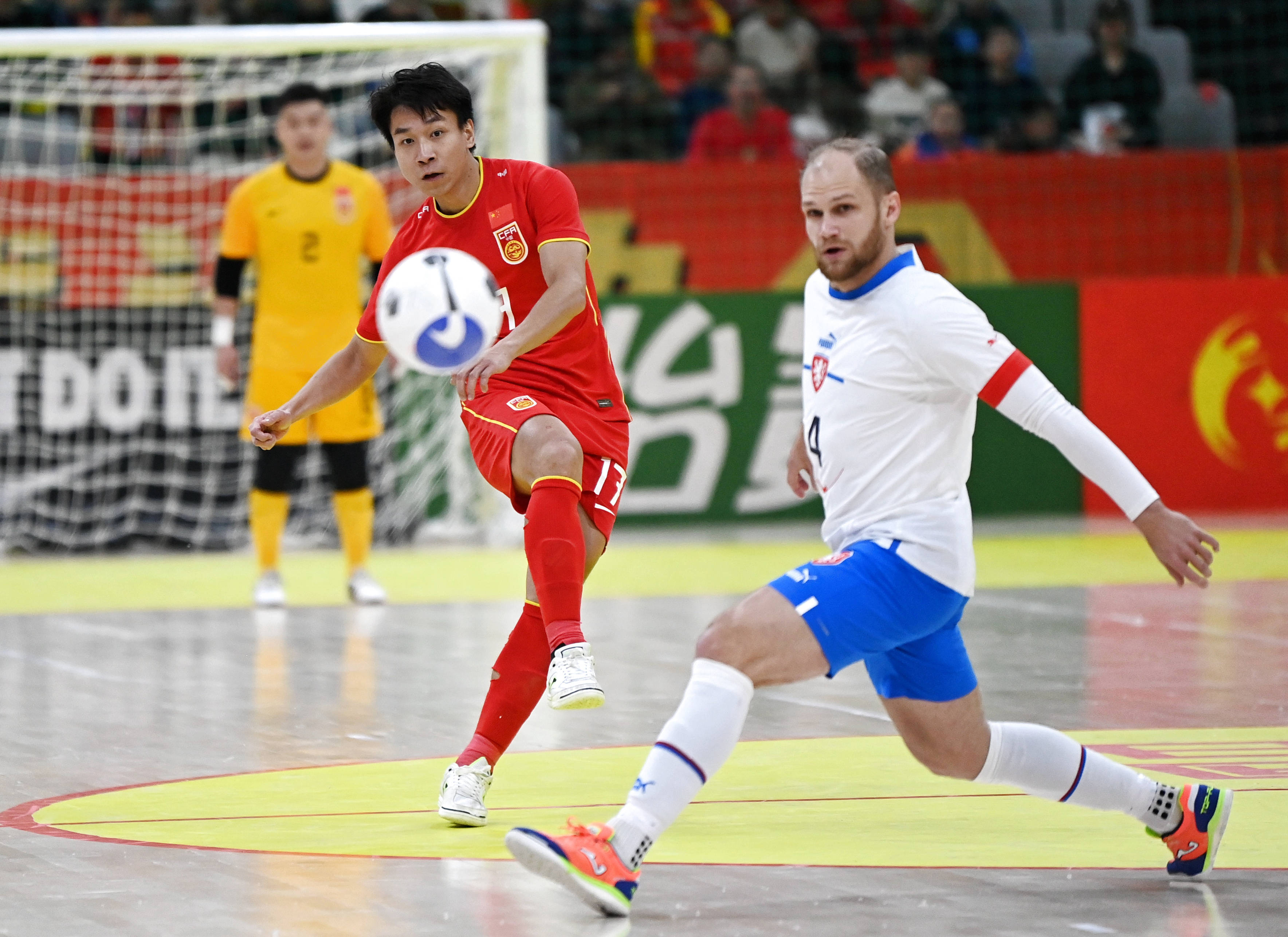 精彩的比赛极富看点，球员们表现令人眼前一亮