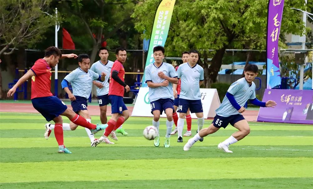 足球赛事惊险连连，球队奋勇争先，誓要全力以赴