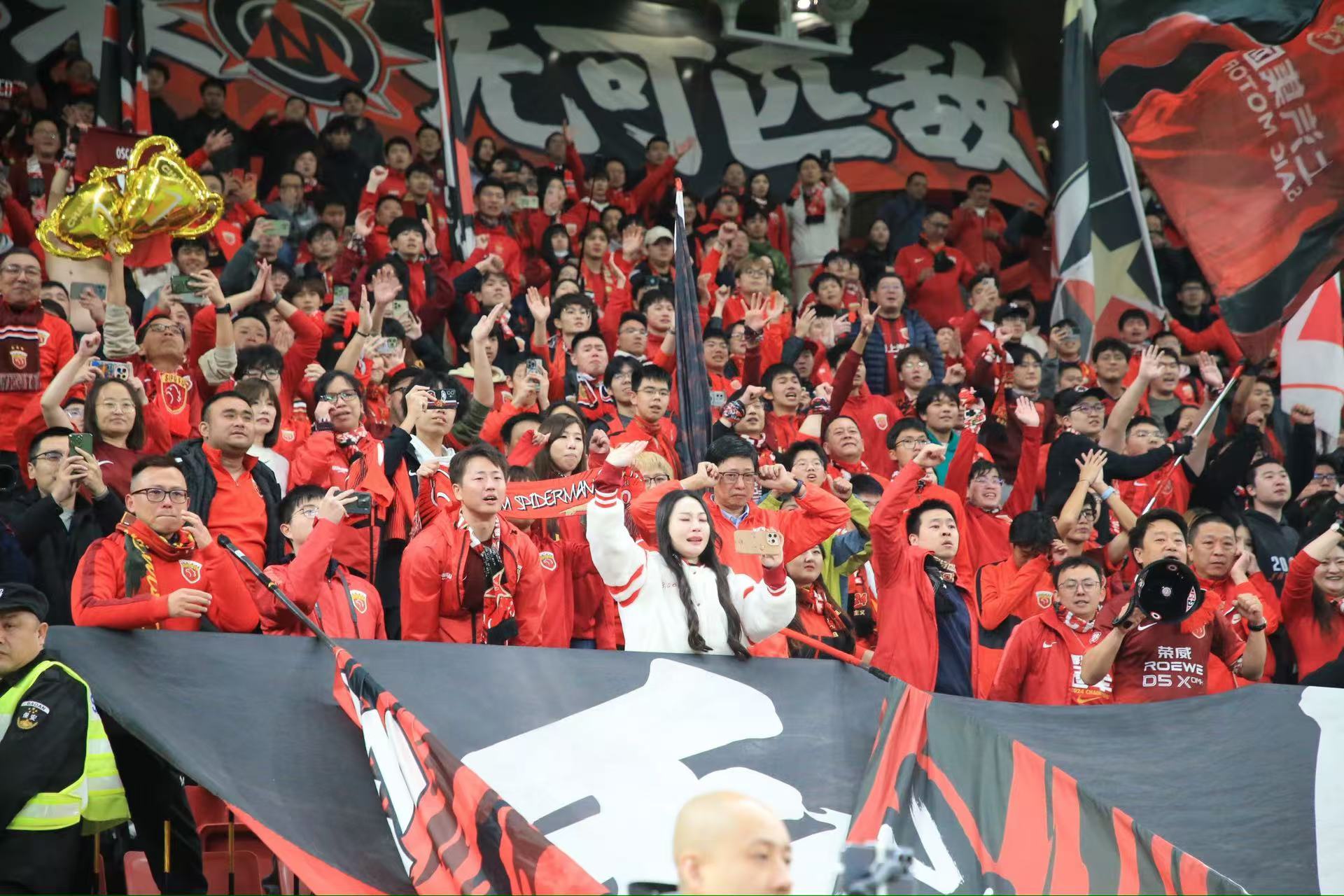 关于上海上港球队迎战重要比赛，备战状态火热的信息