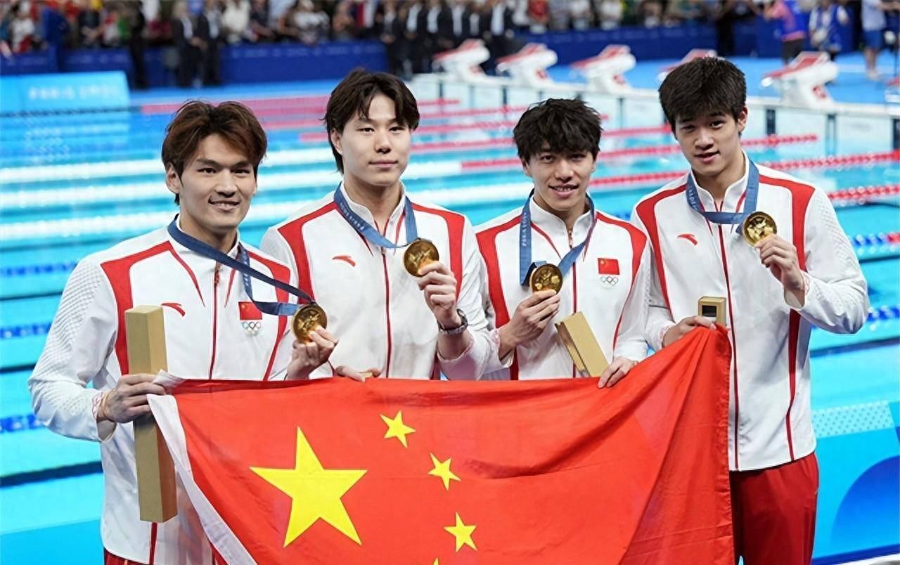 开云下载-包含分区榜首之争再度展开，实力对决火爆上演！的词条