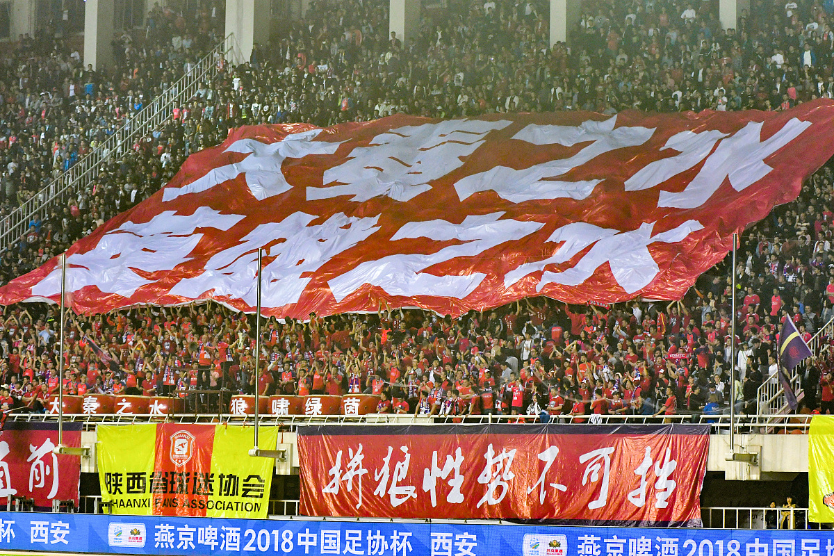 包含球场硝烟再起，国内足球精彩比赛愈发引人入胜的词条