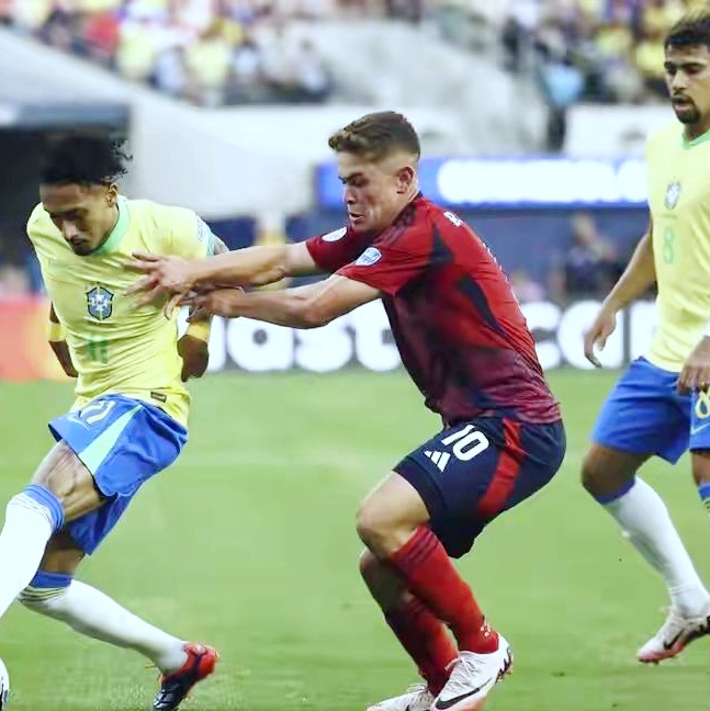 足球赛事备受瞩目，两队将展开激烈较量