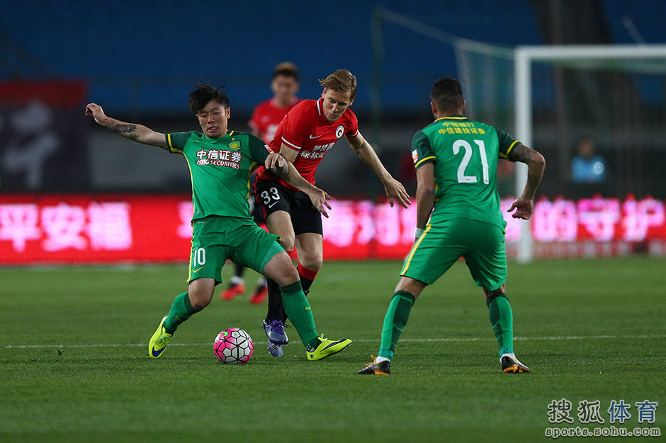 国安大胜辽足，继续保持领跑位置