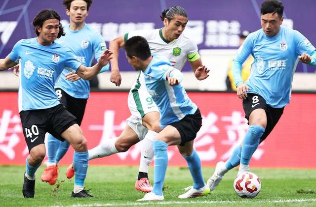 国安大胜辽足，继续保持领跑位置