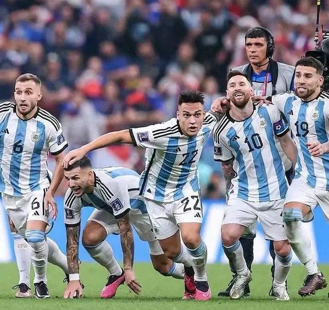 阿根廷排球队实现逆袭，突围夺冠