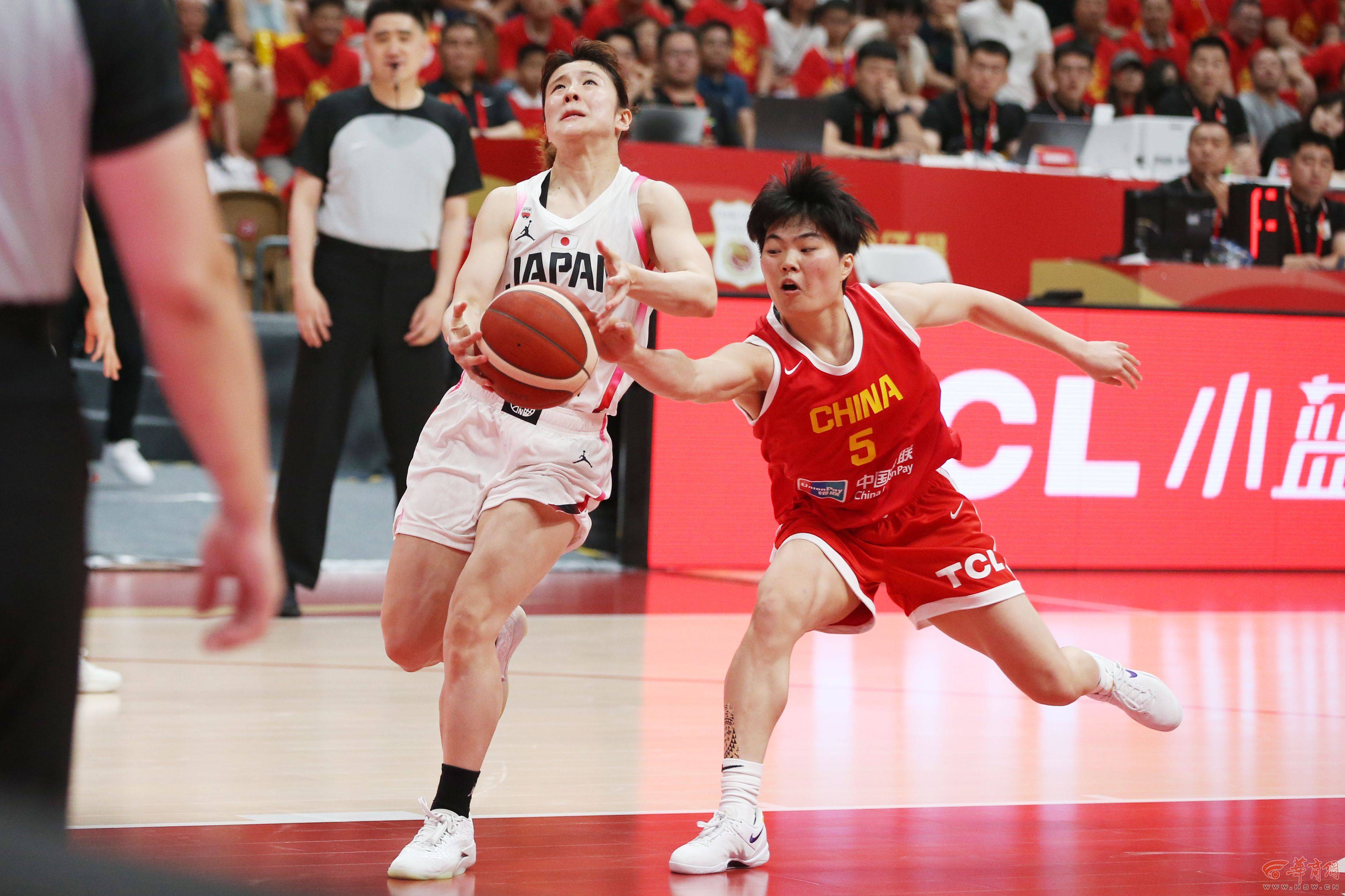 球队领队鼓劲助威比赛现场气氛热烈