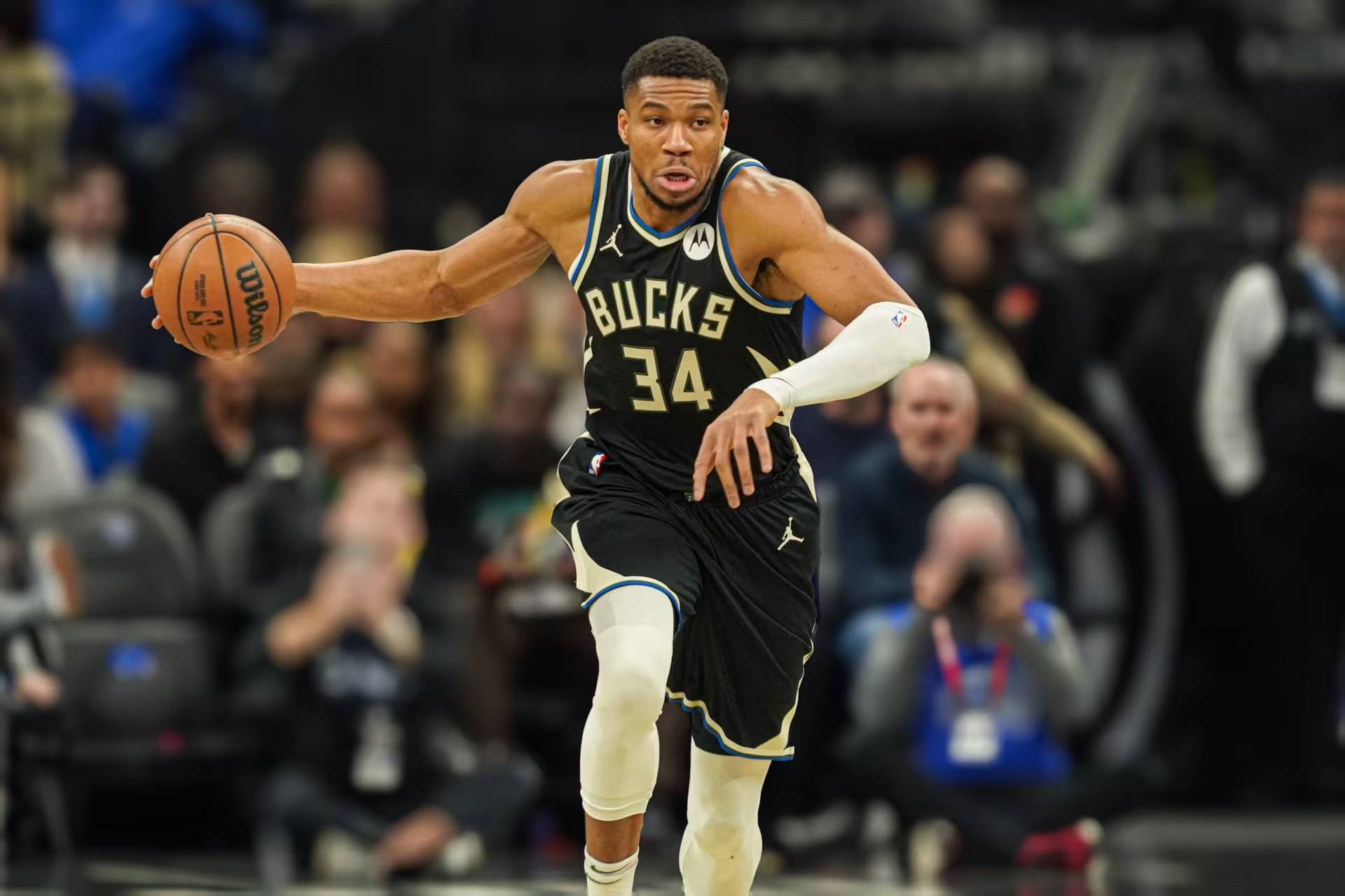 开云体育下载-雄鹿镇守魔术，多点进攻全面终结比赛的简单介绍