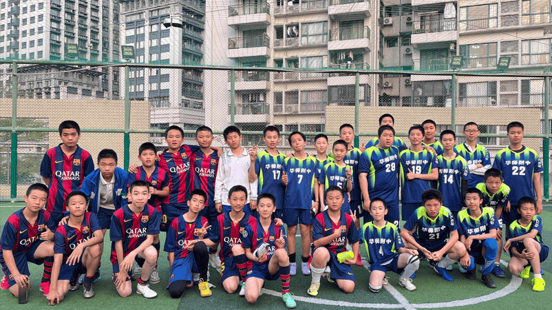 比赛精彩纷呈，看球的人们热情高涨