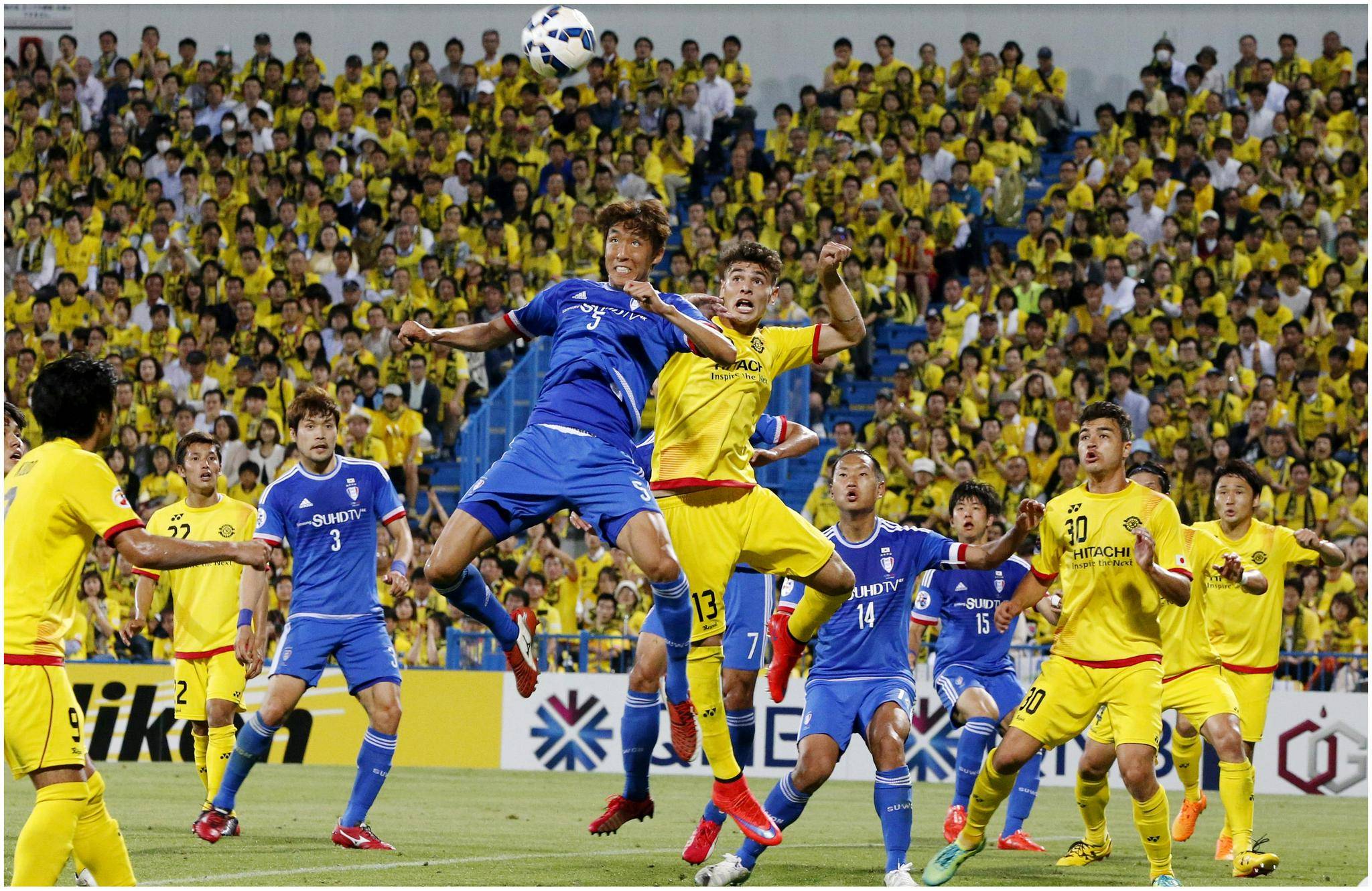 球队在比赛中击败对手夺得胜利