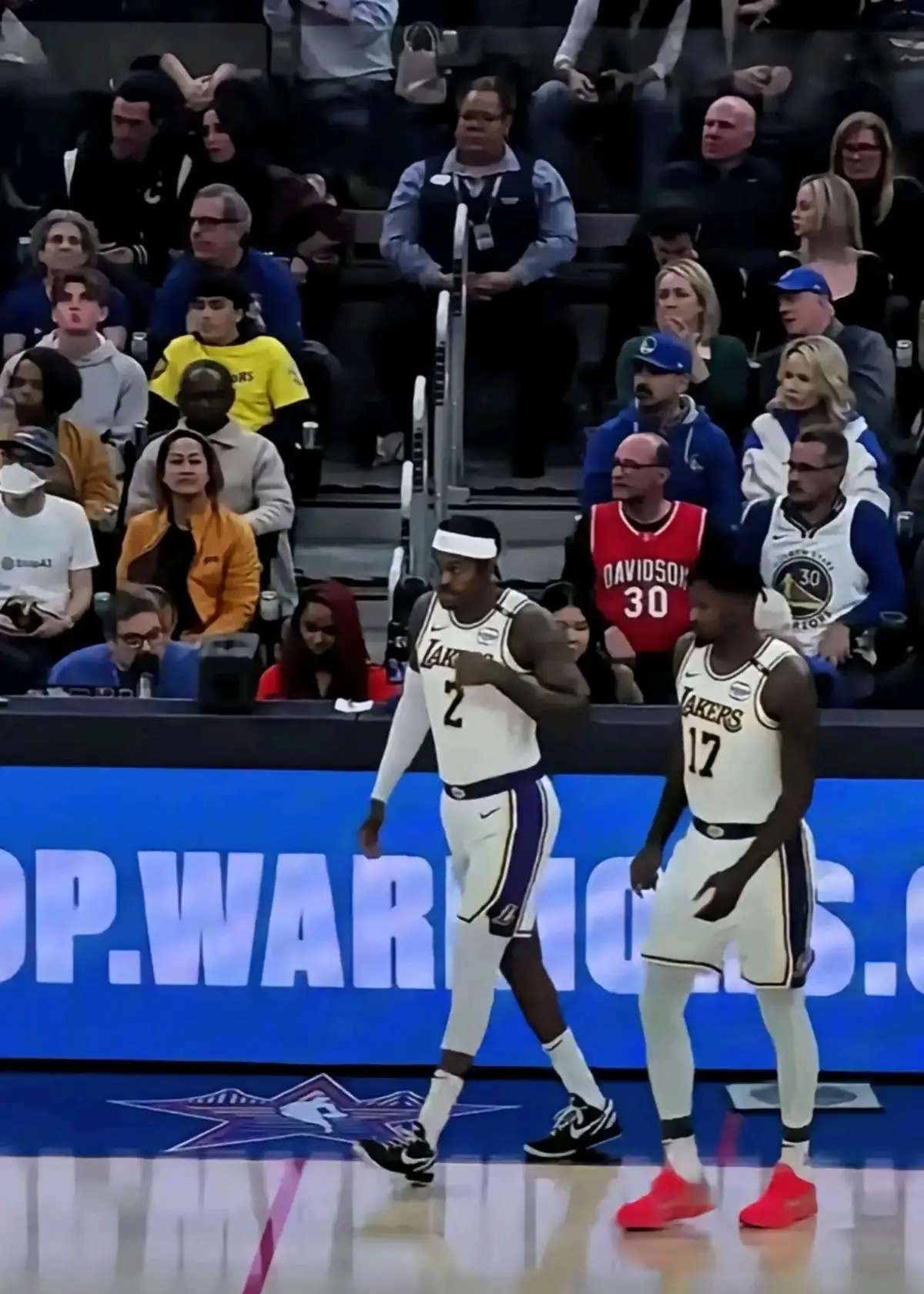 球队在困境中逆袭，震惊全场