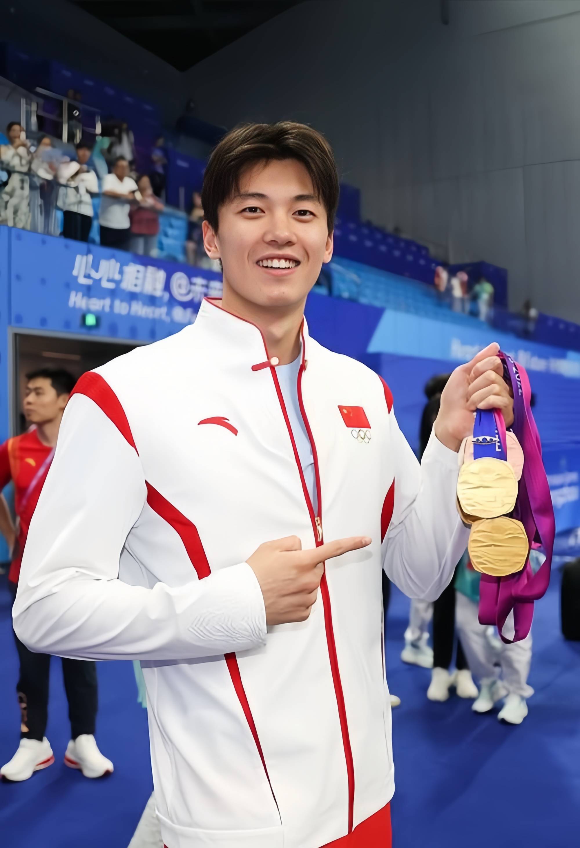 游泳冠军绝地反击，夺得首金