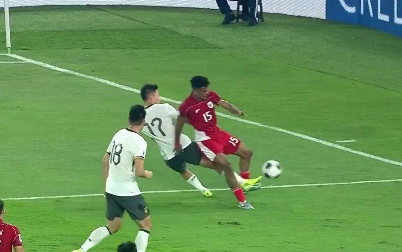 开云体育-比赛中出现裁判判罚问题，争议不断升级