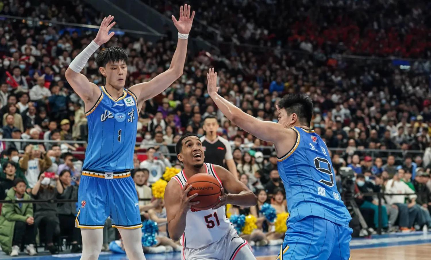 各队争夺前两名，风云突变引人注目