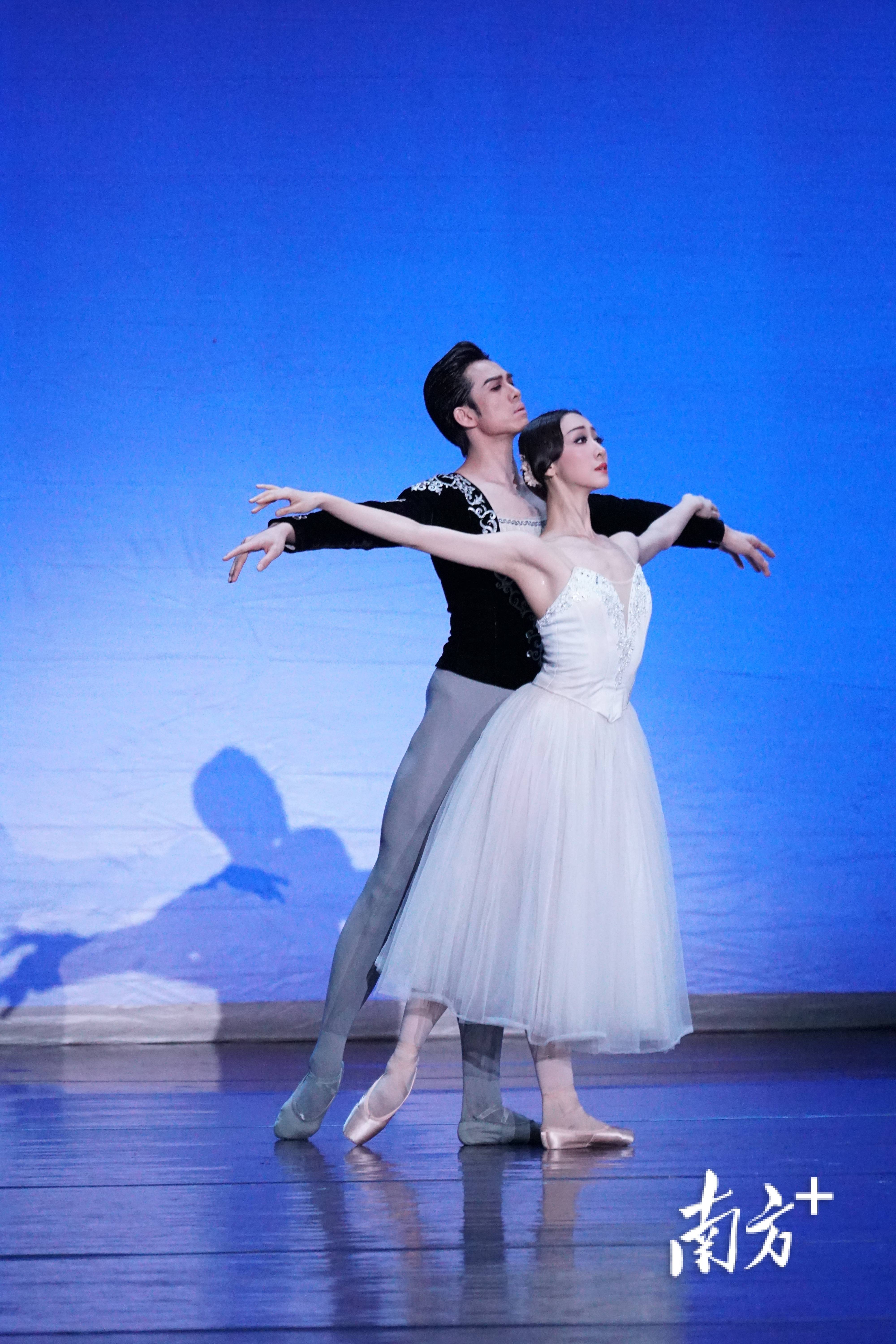 开云APP-竞技场上的华丽舞蹈：运动员技巧高超