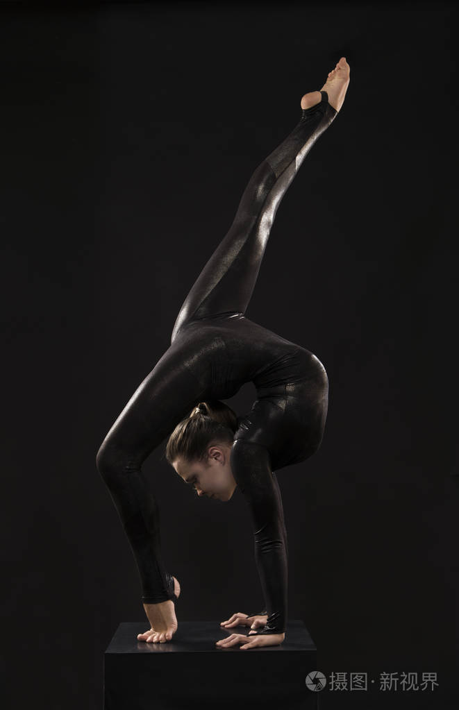 竞技场上的华丽舞蹈：运动员技巧高超