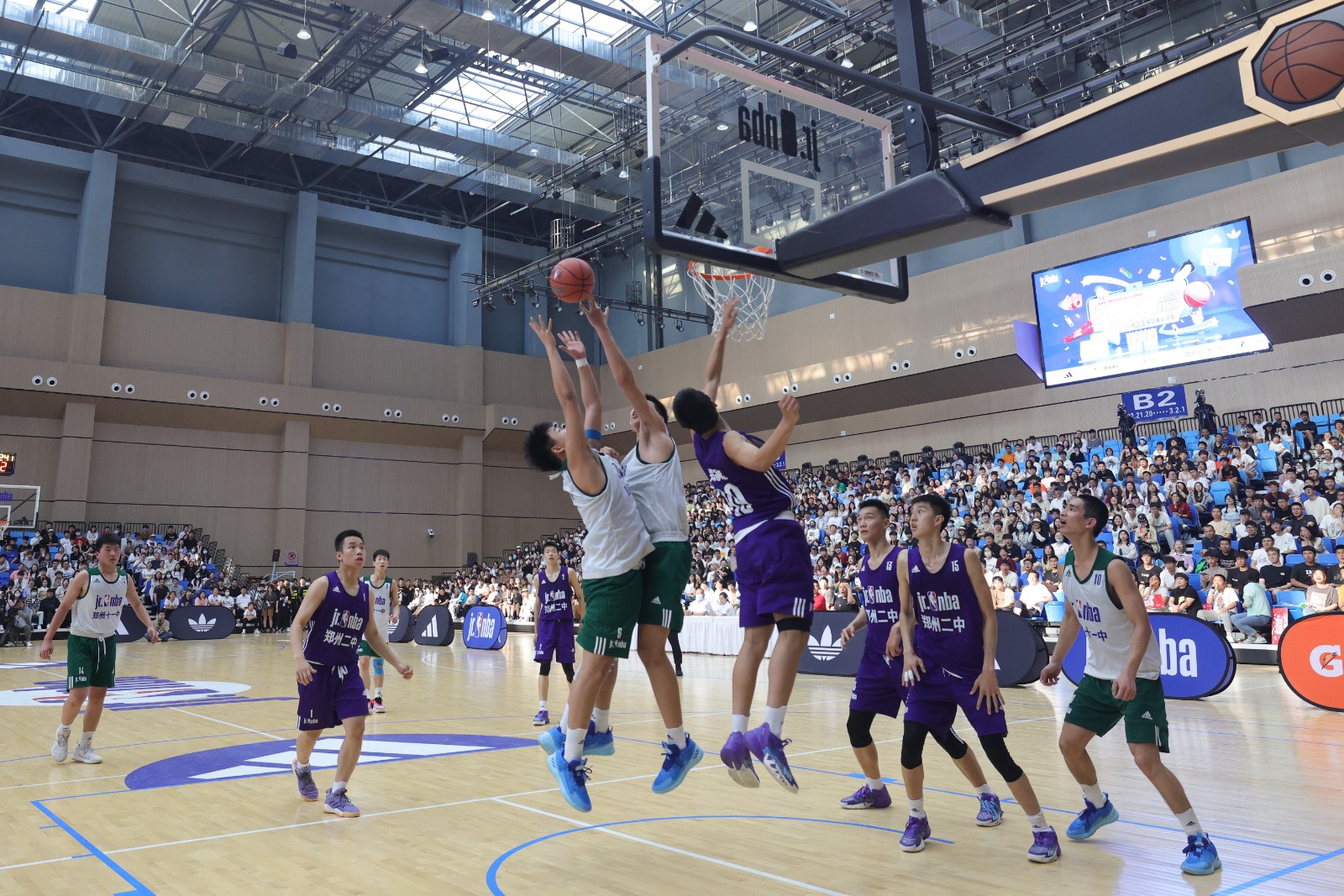 西班牙篮球联赛陷激烈争夺，各队攻防对抗精彩不断