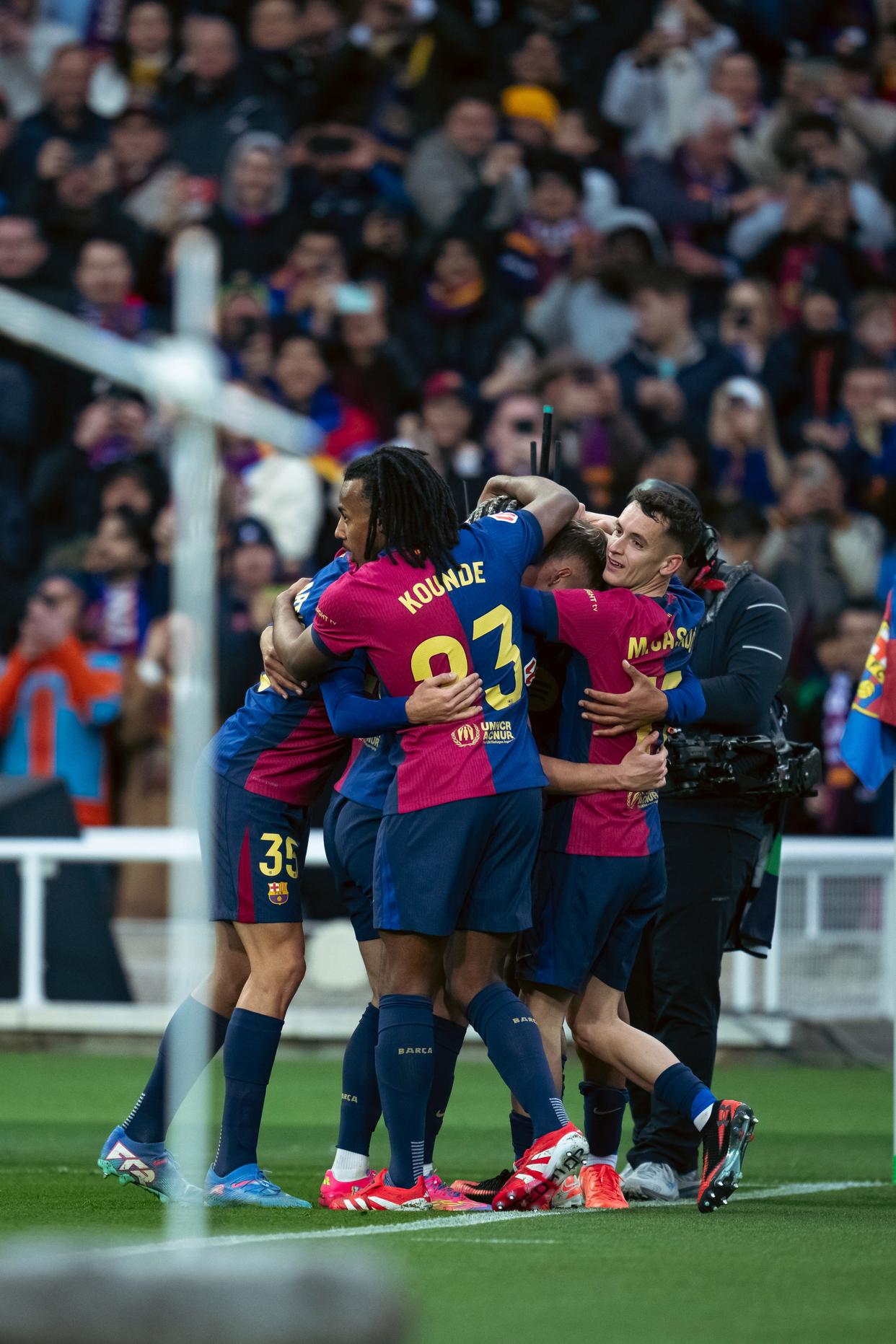 足球战况一览！体育场上的激烈争夺！