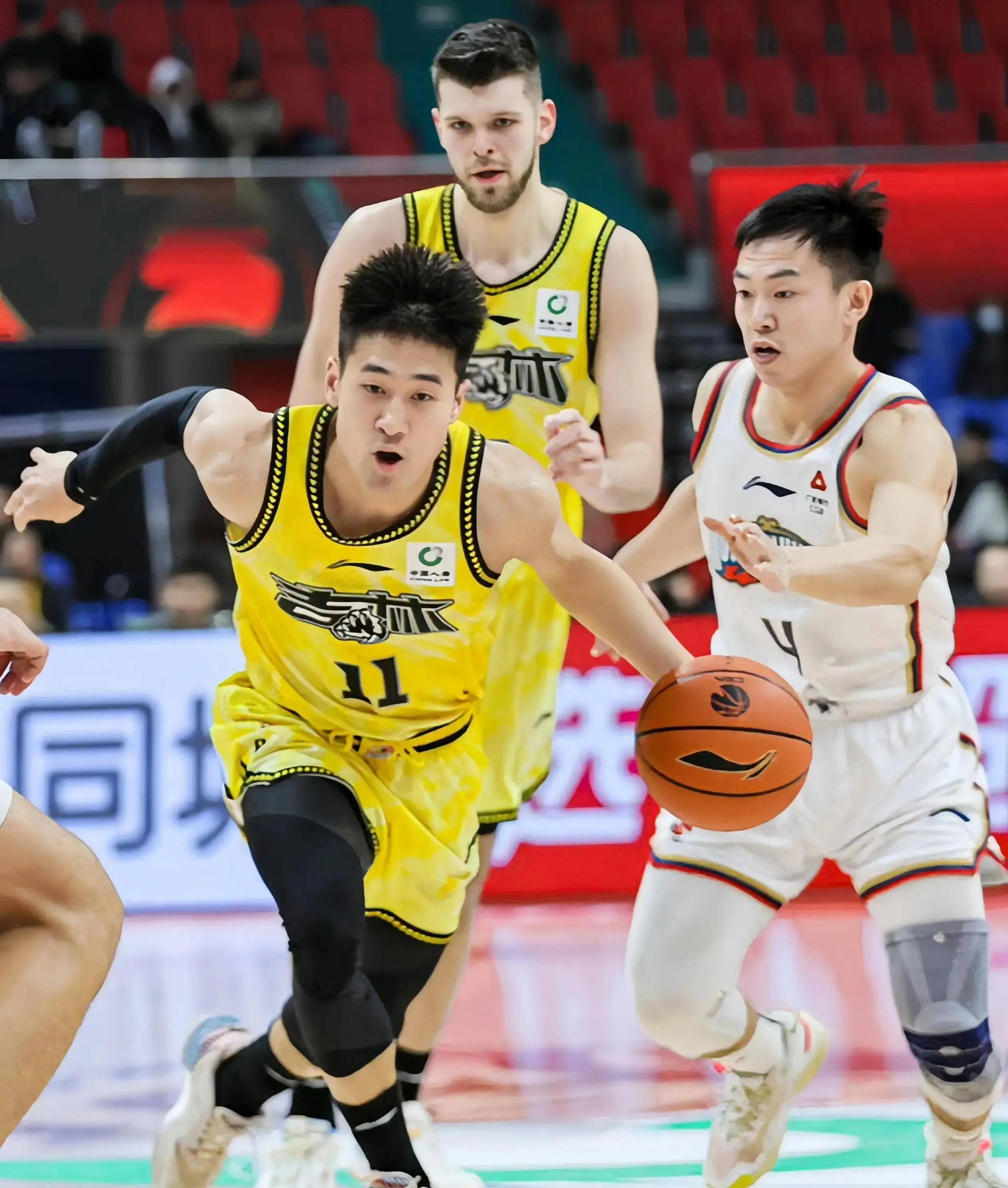 河南男篮奋力作战，成功逆袭夺胜