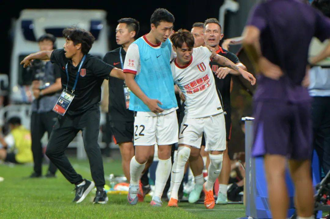 国内足球掀起热烈讨论的话题