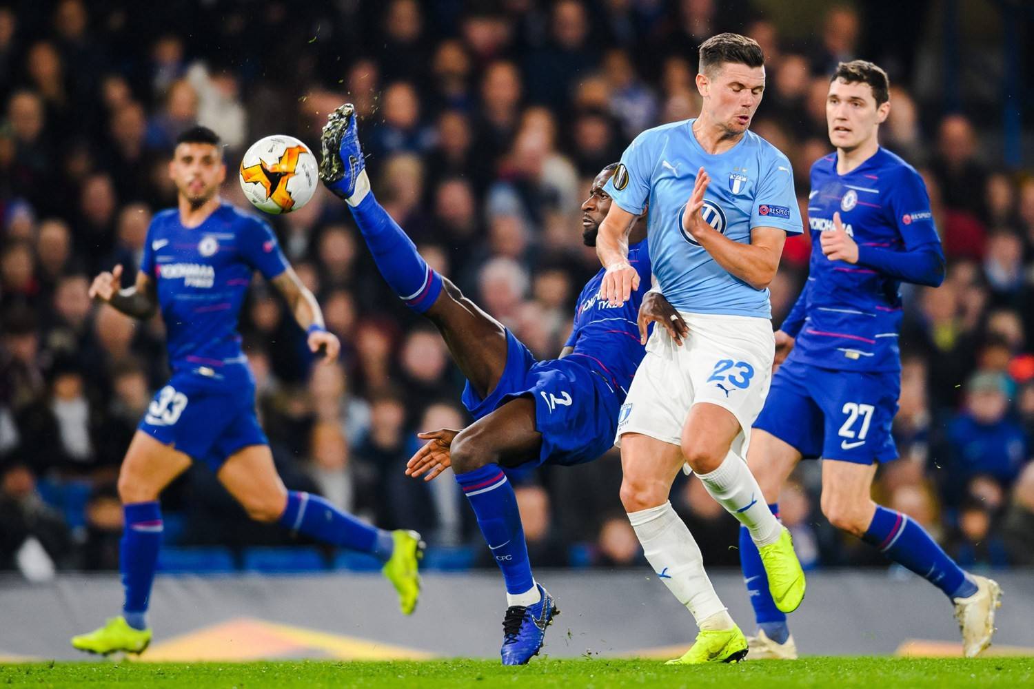 马赛队在客场比赛中遭遇不利