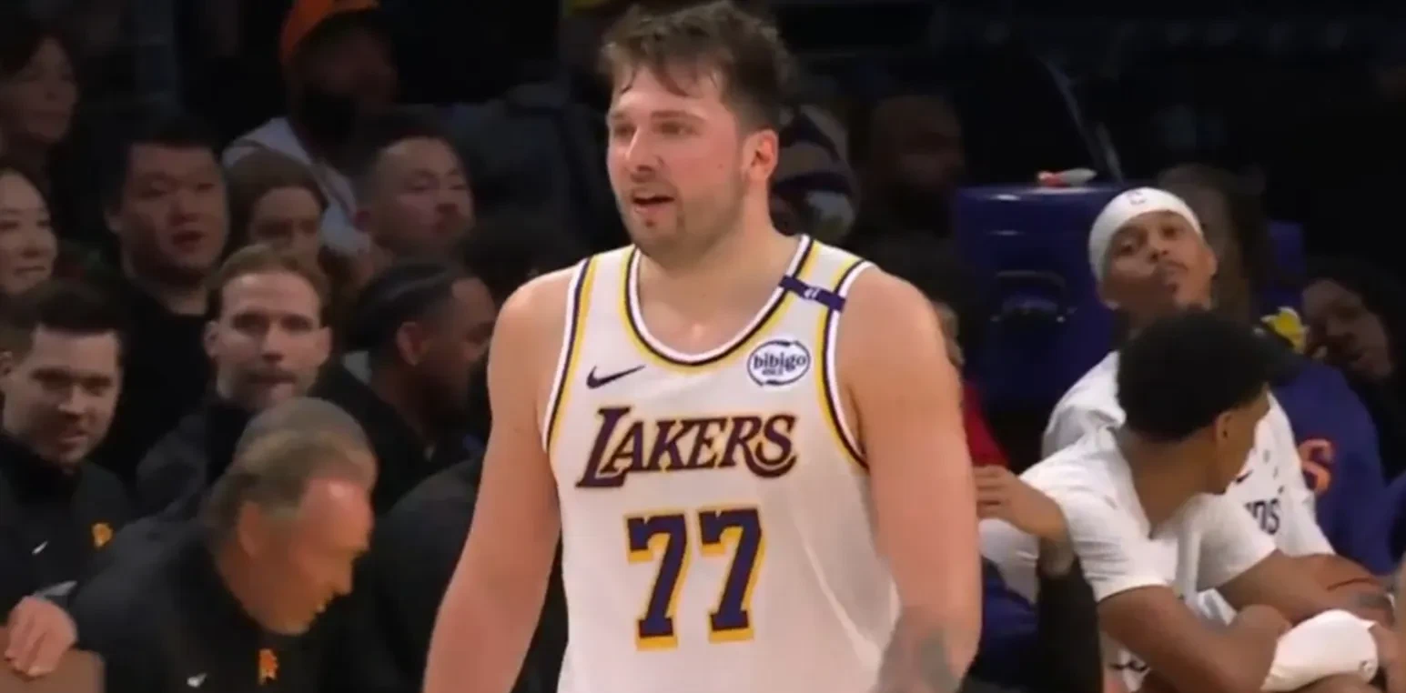 东契奇助小牛队击败太阳队，取得重要胜利的简单介绍