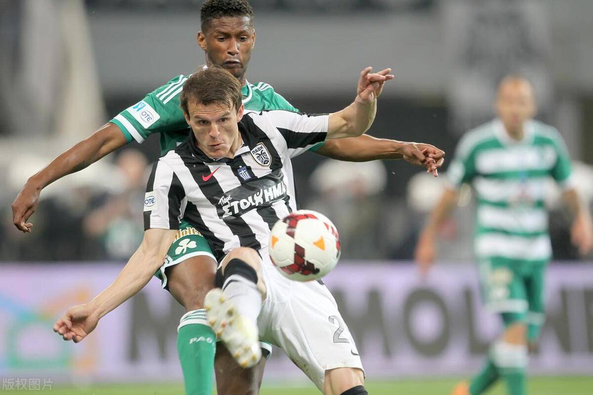 欧冠比赛：阿贾克斯队表现强势袒护