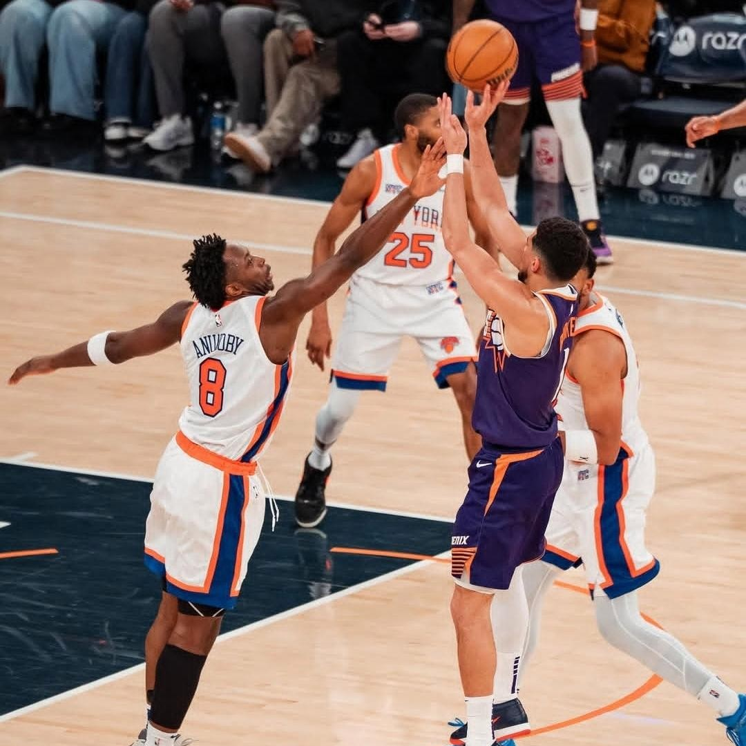 太阳球员合力拦截对手实现逆袭