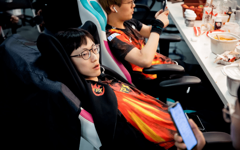 SHR轻取HKA，Meiko打出惊人五杀焦点之战半决赛，让粉丝疯狂欢呼的简单介绍