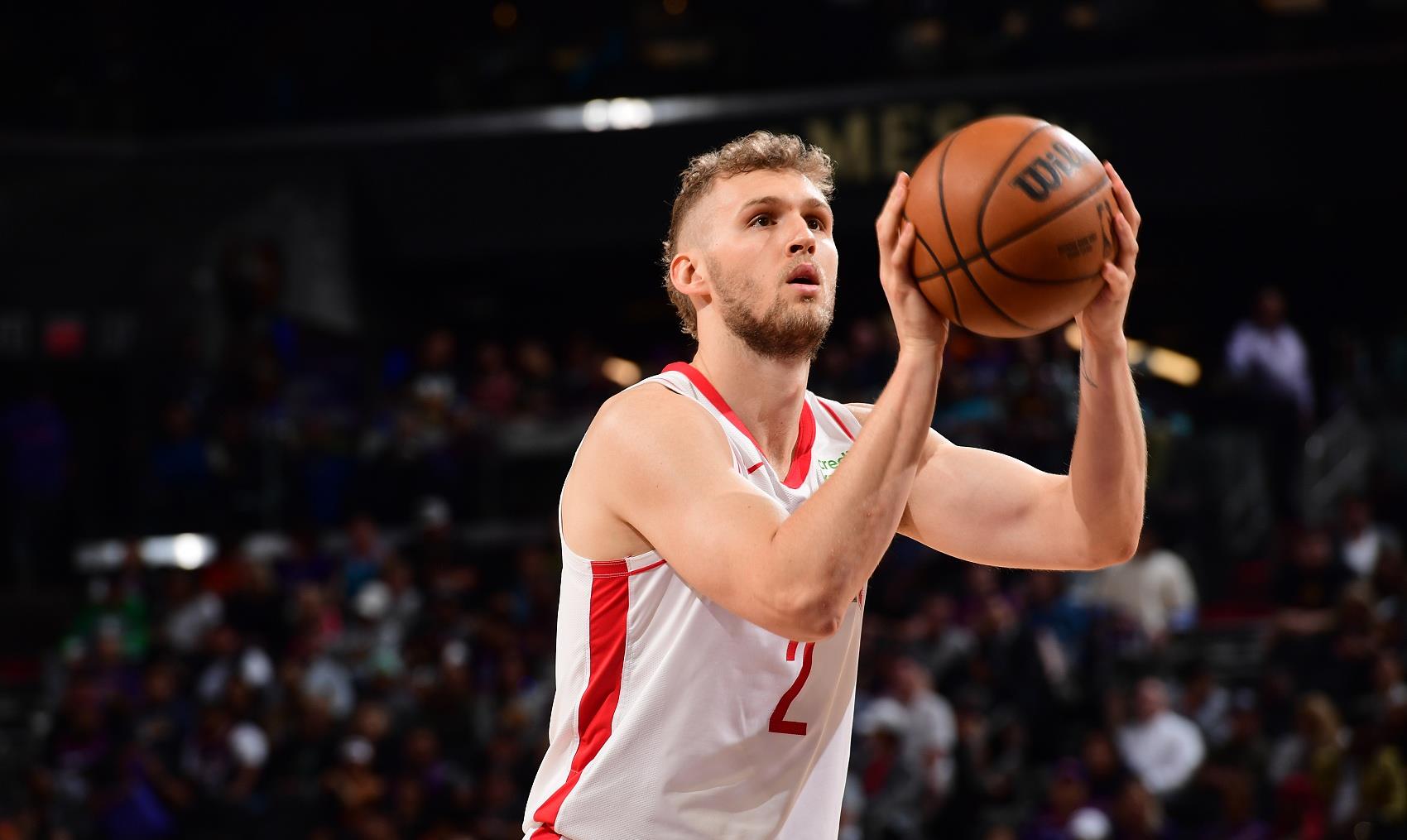 包含火箭队主帅因伤离场，球队挣扎寻找替代的词条