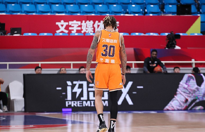 包含火箭队主帅因伤离场，球队挣扎寻找替代的词条